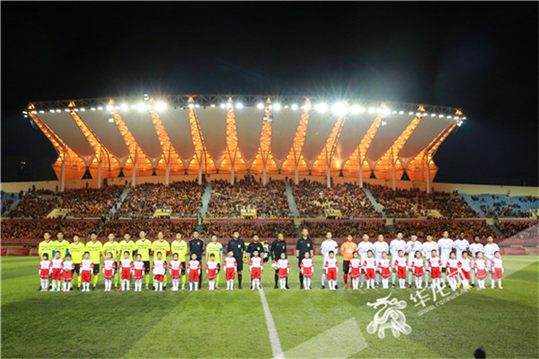 开云-浓眉哥重返赛场，出色防守首场状态出色，篮网观众沸腾！