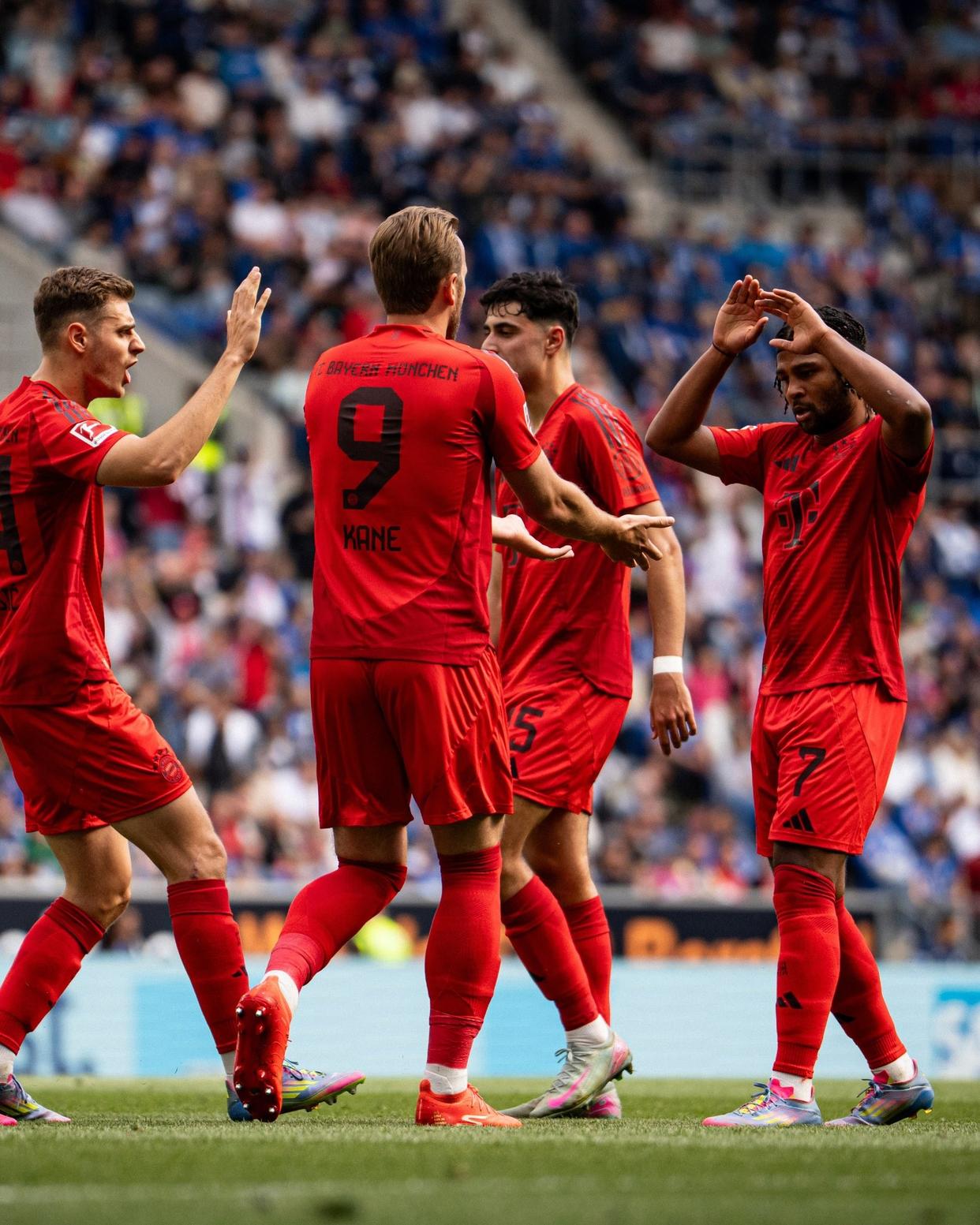 开云体育-凯恩回归赛场，回归赛场首场状态亮眼，曼联观众沸腾！的简单介绍